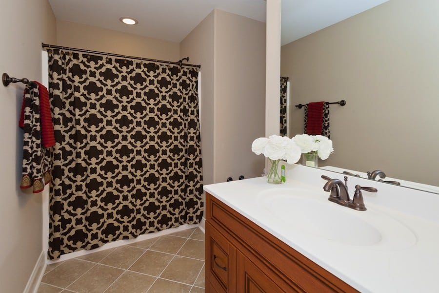 The-Teakwood-018_Hall bath