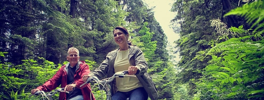 couple-bike-riding
