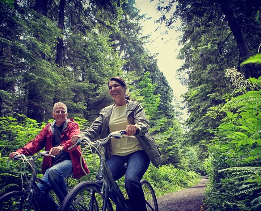 couple-bike-riding