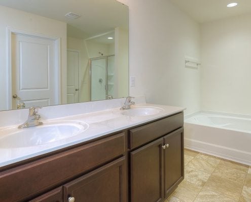 23 1150_INT_OWNERSBATH-1